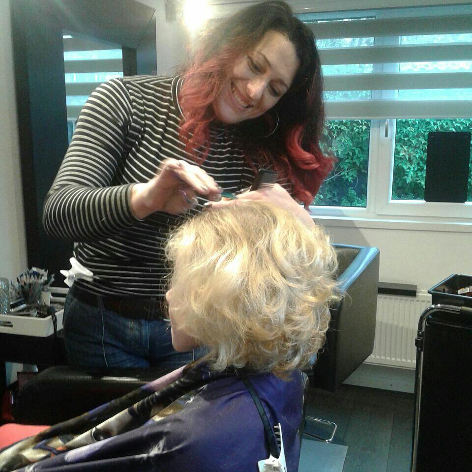 Persoonlijke aandacht tijdens het knippen in de salon